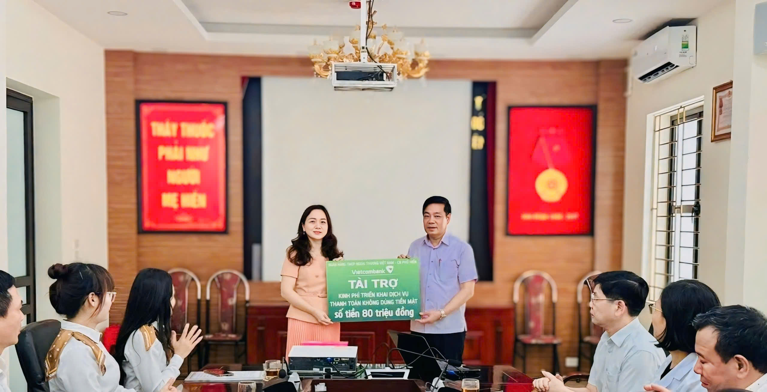 VIETCOMBANK TÀI TRỢ KINH PHÍ TRIỂN KHAI DỊCH VỤ THANH TOÁN KHÔNG DÙNG TIỀN MẶT CHO BỆNH VIỆN BỆNH NHIỆT ĐỚI TỈNH HƯNG YÊN: CHUNG TAY NÂNG CAO CHẤT LƯỢNG KHÁM CHỮA BỆNH